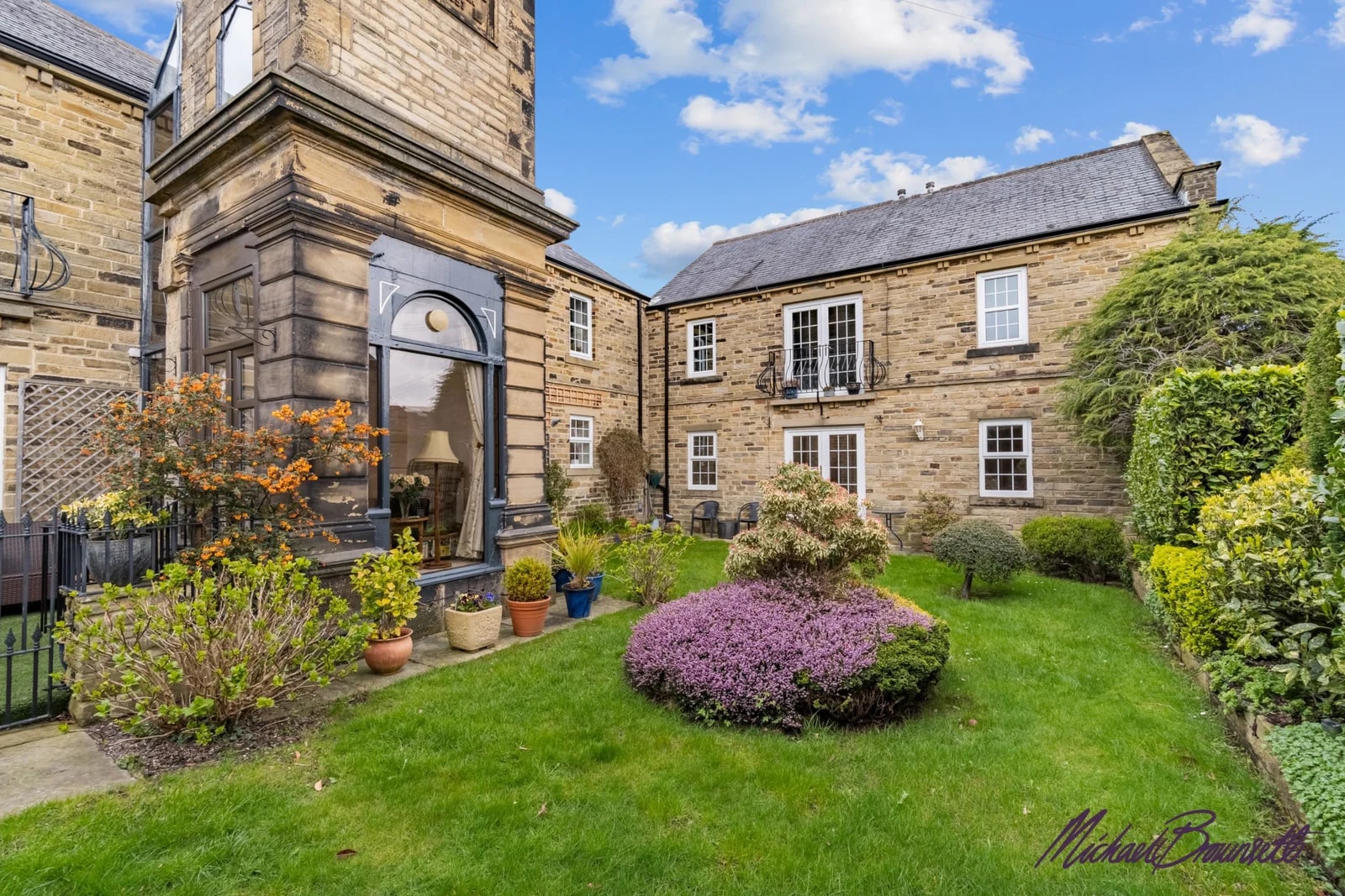 Village Street, Norwood Green, 2 bedroom flat sold subject to contract in Norwood Green